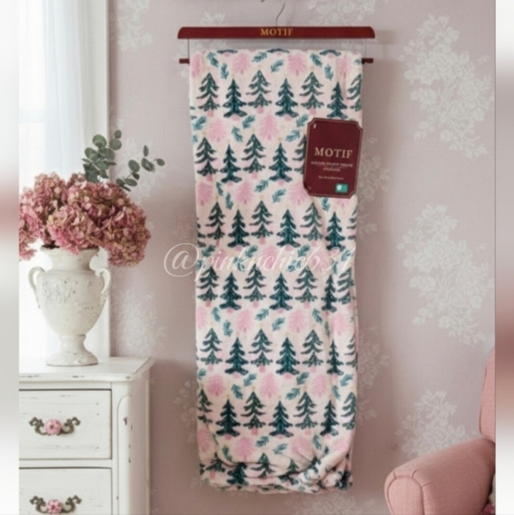 Motif Pink And Green Trees Luxury Plush Christmas Blanket